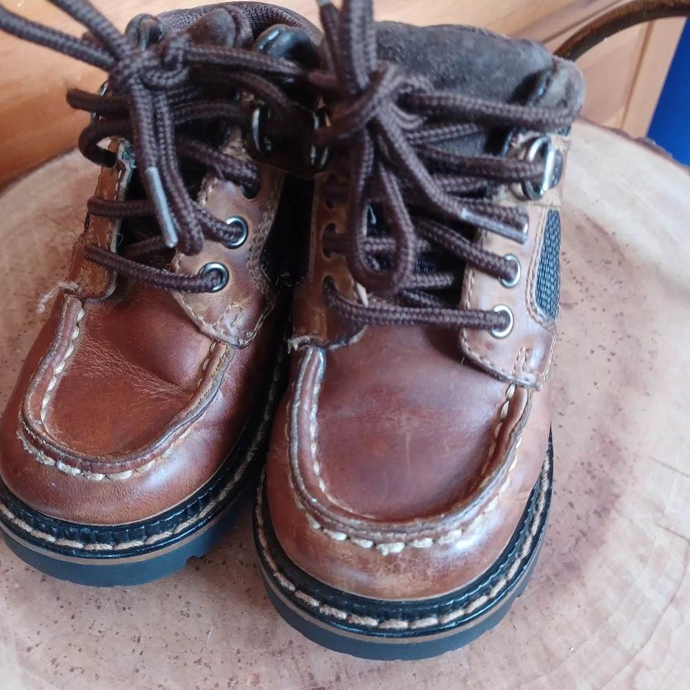 Oshkosh boots leather little boy size 7